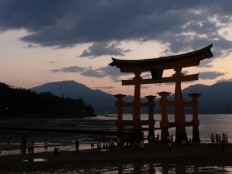 夕暮れ時の厳島神社
